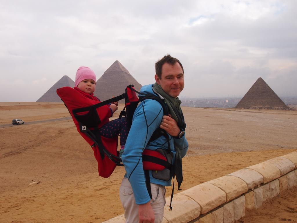 dziecko w nosidle, tata z dzieckiem, Tu są lwy, Egipt, piramidy, Paweł Kempa